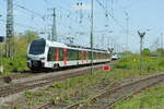 VIAS ET25 2303 als DPN-20022 (Düsseldorf Hbf - Arnhem Centraal) beim verlassen des Bahnhofes Emmerich in richtung Niederlande,  am 27.04.2022, 14.53u. Bild 22809.