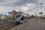 Am ersten Tag des Betriebes der RB 46 durch VIAS steht 221108 mit neuem Logo am Bochumer Hauptbahnhof (27.04.2024) 