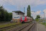 426 021-2, ausgeliehen durch VIAS, vor dem Stellwerk Bochum-Riemke (13.06.2024) 