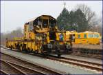 Ein Schienenladewagen SLW 6 der RCN railcenter Nrnberg steht fr den zweigleisigen Ausbau der Strecke OL - WHV abgestellt auf Bahnhof Sande.