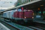 V100 2299 VEB mit zwei Begleitwagen in Wuppertal Hbf, Januar 2025.