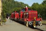 V 60 1140, V 100 2091 der VEB und dahinter der Publikumsliebling des Tages, die 03 2155 der WFL. Die drei stehen am hauseigenen Bahnsteig des BW Gerolstein am Tag des Denkmals.

Gerolstein - Tag des Denkmals - 9.9.12