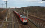 Geführt von 232 283 der WFL rollte dieser Schotterzug mit den beiden Wagenloks 203 114, 203 120 sowie der Schublok 232 141 am 05.03.17 durch Holzweissig Richtung Leipzig.