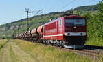 155 110 der WFL schleppte am 14.06.17 einen Schotterzug durch Thüngersheim Richtung Würzburg.