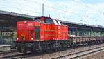 WFL  Lok 26 / 203 120-1  (92 80 1203 120-1 D-WFL) mit einem Zug Drehgestell-Flachwagen Durchfahrt Bf.