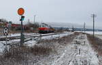 WFL 232 233 steht mit beladenen Holzzug in Triptis im Ladegleis. Hinter der Diesellok befindet sich noch die 155 110. Aufgenommen wurde der Zug am 12.12.2019 nach nächtlichen Schneefall. 