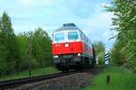 232 333-5 (WFL) am 28.5.2021 mit dem Holzzug aus Triptis bei der Durchfahrt durch Pößneck.