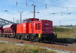 WFL 202 822-3 mit Schotterwagen Richtung Weienfels, am 25.10.2021 in Naumburg (S) Hbf.