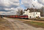 232 356 (WFL) zu sehen am 15.04.21 mit einem leeren Holzzug für Triptis in Pößneck oberer Bahnhof.