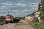 232 238-6 der WFL mit einem Holzzug aus Triptis am 31.5.2022 bei der Ausfahrt vom Oberen Bhf.