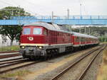 Im Sandwich kamen,am 20.August 2022,die WFL 232 601 und die 232 535 mit dem Strandexpress Binz-Potsdam durch Bergen/Rügen.