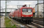 Reichsbahn-Feeling: Die WFL 112 159 mit ihrem RE80-Ersatzzug (zwei exDR Dostos) nach Treuchtlingen hatte sich soeben mit den beiden Delta Rail 243 931 & 179 in Würzburg am 22.11.2023 bei der