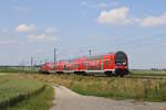 Ein WFL-Ersatzzug erreicht in Kürze Uffenheim als RE80 (Würzburg Hbf - Treuchtlingen) mit einem DR-Doppelstocksteuerwagen (BA 760). Am Schluss schiebt 112 159-9. (20.06.2023)
