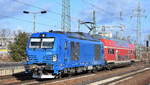 WFL - Wedler Franz Logistik GmbH & Co. KG, Potsdam [D] mit der Vectron Dual Lok  248 066 [NVR-Nummer: 90 80 2248 066-3 D-NRAIL] und einem firmeneigenem Regio-Doppelstockwagen am 01.02.24 Durchfahrt Bahnhof Schönefeld bei Berlin. 