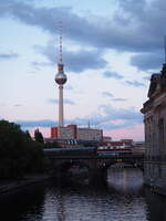 DZ 90636 von Bad Schandau nach Potsdam via Berliner Stadtbahn, gezogen von  92 80 1228 501-3 D-WFL , vor dem Berliner Fernsehturm. Aufgenommen auf der nördlichen Monbijoubrücke.
An der Brücke in blau ist ein Werbebanner für das nahegelegene DDR-Museum.

Berlin, der 15.06.2024