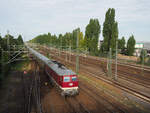 Sonderzug  Strandexpress Nr. 2  (WFL-Ex 76579), gezogen von 232 601, auf dem Weg nach Binz auf Rügen von Potsdam Hbf, hier beim Passieren des Bahnhofs Berlin-Beusselstraße.

Berlin, der 24.08.2024