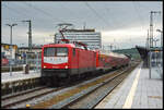 WFL 112 159-9 und 112 131-8 starten am 16.09.2024 mit einem RE80 Ersatzzug in Würzburg nach Treuchtlingen. Mein Gruß geht hiermit an den Lokführer in traditioneller Eisenbahneruniform zurück. Danke für den Pfiff!