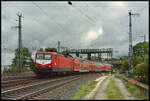 Drei Tage vor Ende des RE80-Ersatzverkehrs Treuchtlingen - Würzburg kommt WFL 112 131 mit ihren exDR-Dostos am 28.09.2024 in Würzburg an der Signalbrücke Ost um die Kurve.