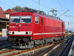 155 222-3 von Wedler Franz Logistik GmbH & Co. KG beim Rangieren am 06.10.2024 in Warnemünde. 