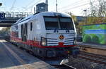 Wedler Franz Logistik GmbH & Co. KG, Potsdam [D] mit der angemieteten Vectron Dual Lok  248 069  [NVR-Nummer: 90 80 2248 069-7 D-NRAIL] am 25.10.24 Durchfahrt Bahnhof Berlin-Hohenschönhausen.