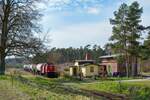 In Pleetz nahe Friedland wurde mit einer V60 der Wedler Franz Logistik ein Flüssigdüngerzug nach Friedland transportiert zum entladen. Pleetz war mal ein Bahnhof mit einer Verladerampe. Das alles ist schwererkennbar, aber der Hausbesitzer hält den Bahnsteig und alles was am Bahnhof erinnert im Schuss. Der Verkehr an dieser Strecke ist eher bescheiden.