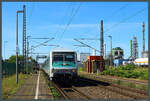 Geschoben von 143 175 rollt der RB25-Ersatzzug der WEE am 24.07.2022 in Leuna Werke Nord ein.