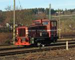 Westerwaldbahn (WEBA) Lok 1 (V 26.1) am 07.02.2011 in Betzdorf/Sieg - Bruche.
Die Lok eine Jung R 30 B wurde 1956 (Fabr.-Nr. 12102) gebaut und hat eine Leistung von 260 PS. Die WEBA hatte 4 Loks von diesem Typ heute sind noch 2 als Reserveloks erhalten. Sie haben Doppentraktionseinrichtung und in dieser Einsatzform werden sie Führerhaus an Führerhaus gekuppelt, an den Führerhausrückwänden sind Übergangsmöglichkeiten zur jeweils anderen Maschine.