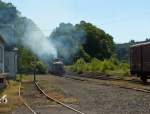 Scheuerfeld/Sieg am 30.05.2011, jetzt muss man Gas geben die Westerwaldbahn (WEBA) Lok 1 und 3 (V 26) vom Typ Jung R 30 B im Doppelpack (Doppeltraktion), Fhrerhaus an Fhrerhaus, wollen den Berg