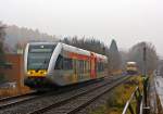 Trotz dem widrigen Novemberwetter (Regen und Nebel) musste ich heute (18.11.2012)  mal wieder an die Strecke: Hier kurz vor der Einfahrt in den Bahnhof Betzdorf (Sieg), links ein Stadler GTW 2/6 (VT