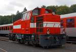 Die WEBA 6 (98 80 3507 016-4 D-WEBA) eine Krauss Maffei M 700 C der Westerwaldbahn, anlässlich der 100 Jahr Feier der Westerwaldbahn mit Tag der offenen Tür, ausgestellt am 31.08.2013 auf dem Betriebshofgelände der Westerwaldbahn in Bindweide.

Diese Lok war die erste von Krauss Maffei gebaute M 700 C, sie wurde 1968 unter der Fabriknummer 19454 als Vorführlok gebaut. 1969 wurde sie an Hoesch Bergbau AG, Verbundbergwerk Emil-Fritz in Essen-Altenessen als   M 6  verkauft, 1970 ging das Bergwerk Ruhrkohle AG ein und die Lok wurde RAG V 355 umgezeichnet, und 1981 Umzeichnung in RAG 530. 1998 wurde sie dann an OnRail, Mettmann verkauft die sie dann wiederum im Jahr 2000 an die WEBA verkaufte. Heute steht sie eigentlich ständig bei der Fa. Schütz in Selters, soll an die Firma verkauft sein und ist eingestellt bei der WEBA.

Technische Daten:
Achsfolge: C
Länge über Puffer: 9.440 mm
Leistung:  700 PS
Antrieb: Dieselhydraulisch
Höchstgeschwindigkeit:  38 km/h
Dienstgewicht:  60 t
kleinster Kurvenradius:  60 m
