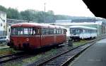 Ende der 1990er Jahre stehen ein DB-798 und VT 24 mit VS 23 der Westerwaldbahn im Bahnhof Betzdorf