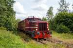 Die Westerwaldbahn (WEBA) Lok 3 (V 26.3), eine Jung R 30 B, fährt am 25.08.2015 mit ihrem Güterzug bei Elkenroth in Richtung Bindweide. Die etwas in die Jahre gekommene Strecke, von Scheuerfeld/Sieg über Bindweide nach Weitefeld, ist Eigentum der WEBA. Früher ging die Strecke bis zu Siegerland Flughafen. 

Die Jung Lok vom Typ R 30 B wurden bei der Firma Jung in Kirchen/Sieg 1957 unter der Fabriknummer 12748 gebaut und als V 26.3 an die WEBA geliefert. Sie hat die NVR-Nummer 98 80 3944 005-8 D-WEBA.

Die WEBA hatte 4 dieser Jung R 30 B Loks, diese zwei Loks sind heute noch als Reserveloks erhalten geblieben. Die anderen zwei dienen als Ersatzteilspender.
 
Die Maschinen besitzen ein hydraulisches Getriebe, die Kraftübertragung erfolgt vom Getriebe mittels Blindwellen über Treibstangen auf die Räder.

Technische Daten:
Achsformel: B
Länge über Puffer: 7.680 mm
Achsabstand: 3.000 mm
Gewicht der Lok: 28 t
Höchstgeschwindigkeit: 46 km/h (23,4 km/h im Rangiergang)
Leistung: 191 kW (260 PS)
