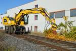 Am 18.11.2020 war der Zweiwegebagger Liebherr 922 rail der Westfälischen Landes-Eisenbahn (WLE) auf der RLG Strecke zwischen Hüsten und Bruchhausen mit Vegetationsschnittarbeiten beschäftigt.