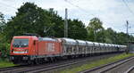 Westfälische Landes-Eisenbahn GmbH, Lippstadt [D] mit ihrer Lok  82  [NVR-Nummer: 91 80 6187 010-4 D-WLE] und einen Ganzzug Schüttgutwagen am 05.07.22 Vorbeifahrt Bahnhof Dedensen