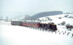 Mit einem Sonderzug ist die DE 0901 der Westfälischen Landeseisenbahn am 18.02.1979 kurz vor Brilon unterwegs. Eigentlich sollte die 24 009 dem Zug vorgespannt sein, doch wegen des Neuschnees schaffte es lediglich die DE 0901 mit zwei Wagen und nach öfteren Zurücksetzen und neuen Anlauf nehmen hinauf nach Brilon Stadt. Da die Strecke von Heidberg nach Brilon 10 Tage später, am 28.02.1979, stillgelegt wurde, dürfte dies einer der letzten Züge auf diesem Abschnitt gewesen sein.