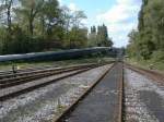 Hier gehts runter zum noch vornadene Hafen direkt am Rhein-Herne-Kanal. Die Holzbrcke wurde 2003 ersatzlos abgebaut, sehr zum Leidwesen des ansssigen Rudervereins  Emscher , dem nun der westliche Zugang fehlt. Foto 2001.