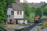 WHE 25 pausiert vor dem Stellwerk Üof des unternehmenseigenen Übergabebahnhof.