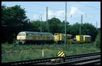 V 320001 mit Wiebe Kranzug am 10.06.2001 im damals verkrauteten Bahnhof Hasbergen.