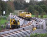 Ein Zweiwegebagger und Bauzug der Firma H.F.Wiebe am Anfang der NBS vom Industriegleis Wilhelmshaven bis zum Jade-Weser-Port.01-10-2009