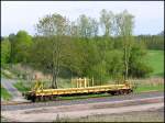 Ein abgestellter Spezialflachwagen Nr.132 der Firma Wiebe vor dem Deichschart zum Jade-Weser-Port.