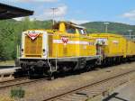 Die Wiebe Lok 2 (ex 211 341-3) mu am 21.08.2010 mit einem Bauzug im Bahnhof Arnsberg warten.