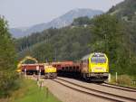 Mit Blick auf den 1738 m hohen Grnten ist am Alpsee 264 011-8 der H.F. WIEBE im Bauzugeinsatz (13.08.2012, Nhe Ratholz).