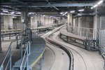 Das ist der Tunnel der neuen Flughafen Bahn in München. Der Tunnel und die Bahnhöfe des PTS wurden bereits beim Bau des Terminals 2 im Rohbau errichtet. Hersteller und Betreiber des PTS ist die Bombardier Transportation GmbH. Bild vom 23.Mai 2016 aus dem fahrenden Zug gemacht.