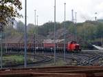 Die Lok GMH 7 (MG530C von Klöckner-Humboldt-Deutz) der Georgsmarienhütten-Eisenbahn rangiert einen Zug mit Stahlstangen, die später von der DB abgeholt werden sollen. Blick in den Hüttenbahnhof, das Foto wurde von einer öffentlichen Straßenbrücke aus aufgenommen. 02.11.2018