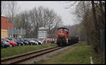 DB 295059-0 ist hier am 2.3.2019 um 11.30 Uhr mit einem langen Güterzug in Hasbergen auf dem Weg zum Stahlwerk in Georgsmarienhütte.