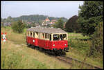 Personenverkehr auf der sogenannten Hüttenbahn von Hasbergen nach Georgsmarienhütte! Das gab es am  7.9.2024 in Form des VT 03 von Eisenbahn Tradition. Dieser brachte Besucher aus Lengerich über die Hüttenbahnstrecke zu einer Besichtigung im Stahlwerk Georgsmarienhütte. Hier erreicht der Triebwagen vor der Kulisse von Holzhausen mit der dortigen Klosterkirche um 10.43 Uhr die Einfahrt zum Werksbahnhof in Georgsmarienhütte.