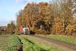 Die neue Gmeinder Lok 1 der Georgsmarienhütte hat einen Leerzug nach Hasbergen gebracht und ist nun hier im Ortsbereich 0hrbeck am 21.11.2024 u 10.43 Uhr auf dem Rückweg zum Stahlwerk in