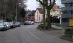 Industriebahn Stuttgart-Münster - Bad Cannstatt - 

In geschwungener Linienführung führt das Gleis die Glockenstraße hinunter und führt im Hintergrund dann nach links in der Haldenstraße weiter. Auf dem Bild macht das Umfeld einen fast dörflichen Eindruck.

28.02.2023 (M)