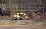 Mit gemächlichen 25km/h fuhr ein 2 Wege Bagger von Liebherr über die RWE Power Bahn bei Allrath.

Allrath 06.02.2016