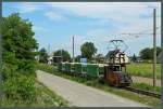 Lok 1, eine 1983 von LEW gebaute EL 12, zieht am 31.05.2014 einen Kalksteinzug zum Sodawerk Staßfurt.